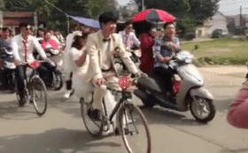 Trong thời buổi những đám cưới sang trọng, đẳng cấp, sử dụng nhiều phương tiện "khủng", hiện đại để đón, rước dâu ngày một trở nên phổ biến hơn... thì việc tổ chức một lễ thành hôn đơn giản, mang đậm tính chất hồi tưởng lại quá khứ, thời bao cấp lại bỗng nhiên trở thành "của hiếm". Mới đây, một đám cưới diễn ra ở Phúc Thọ, Hà Nội đã được đông đảo cư dân mạng quan tâm đặc biệt là với màn rước dâu bằng xe đạp Thống Nhất, đơn giản, cổ điển nhưng không kém phần lãng mạn.