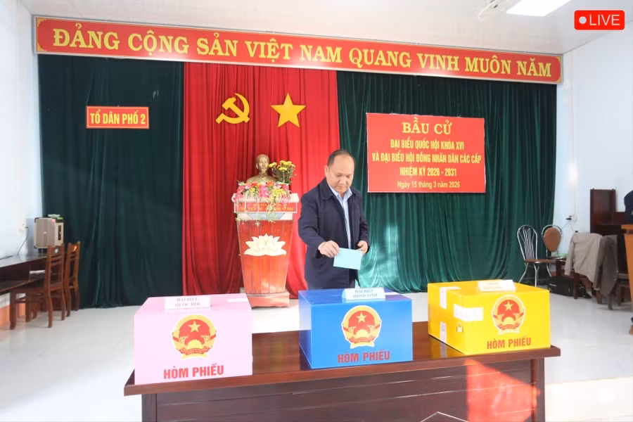 Ảnh: Đồng chí Rah Lan Chung bỏ phiếu bầu cử. Ảnh: Văn Ngọc