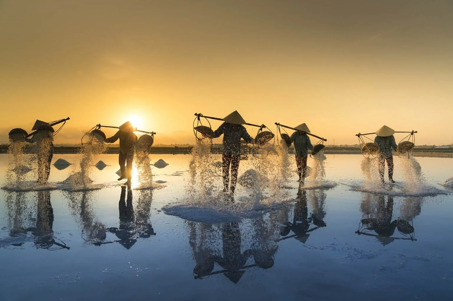 Về Sa Huỳnh hòa mình trải nghiệm nông dân trên cánh đồng muối