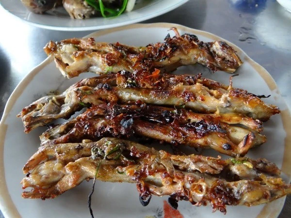 Thử thách lòng gan dạ với đặc sản "rắn 4 chân" miền Tây