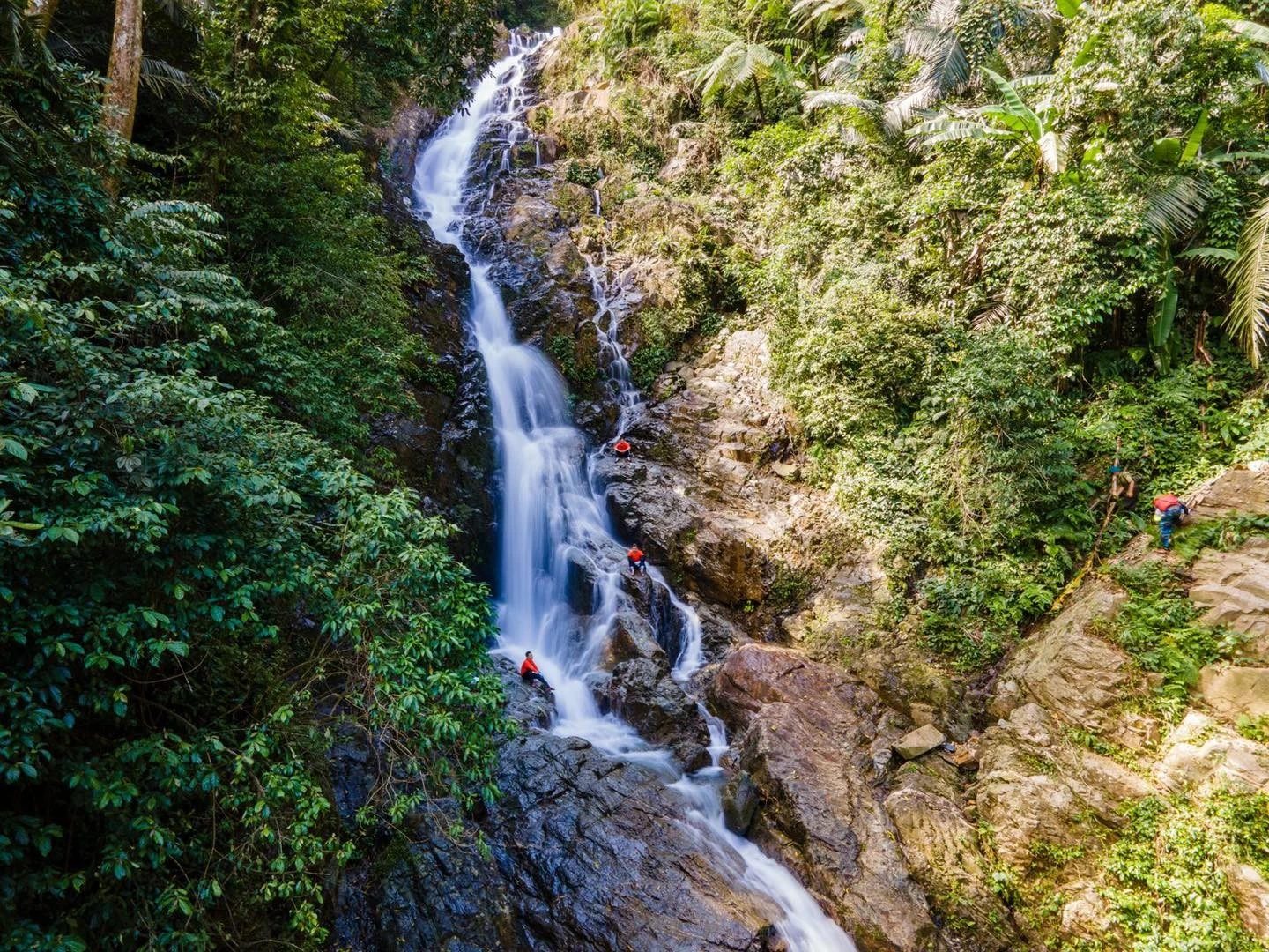 Thác Dương Cầm hoang sơ giữa rừng sâu hút khách trekking hè