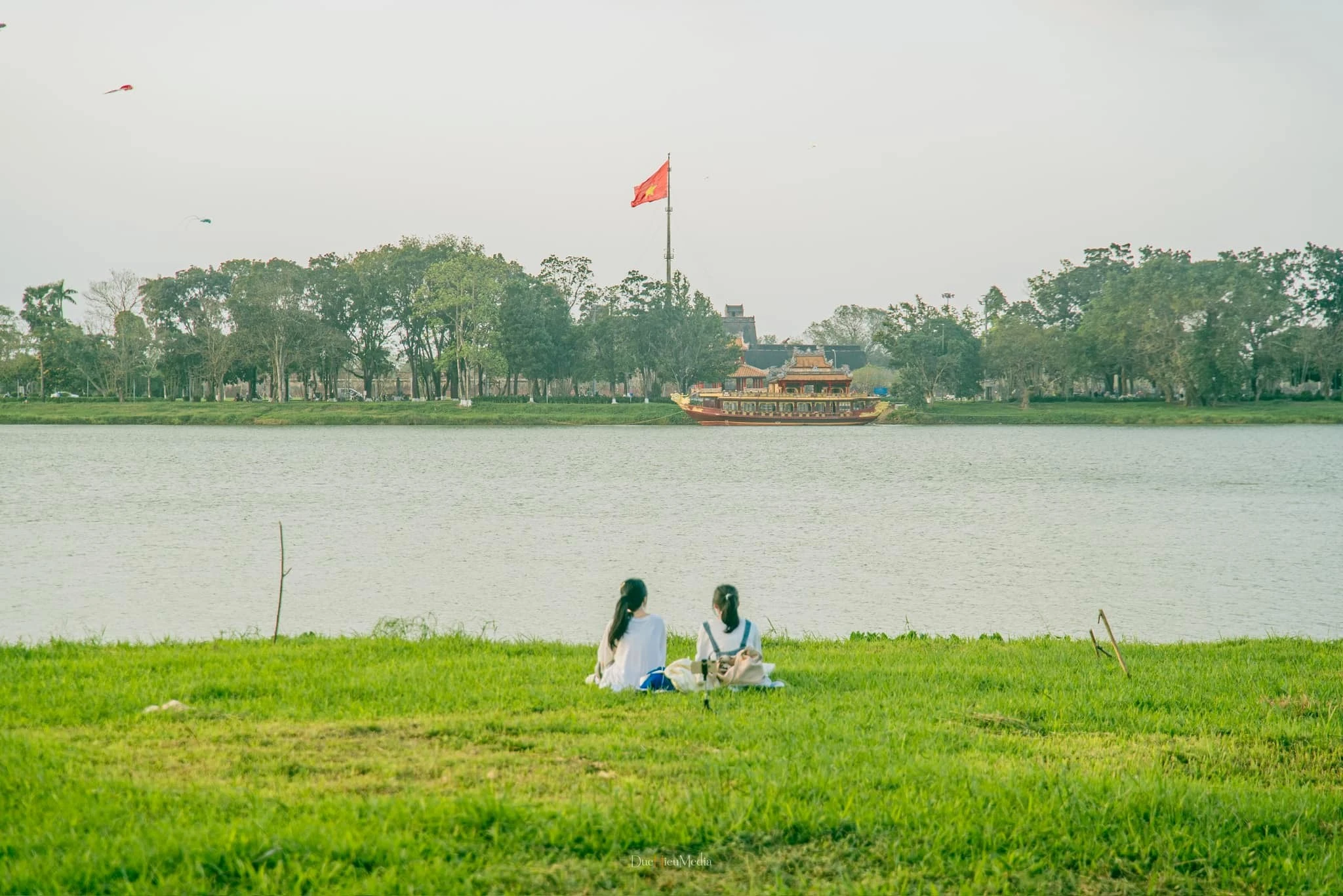 Góc ven sông Hương “đẹp như phim” khiến dân mạng sửng sốt