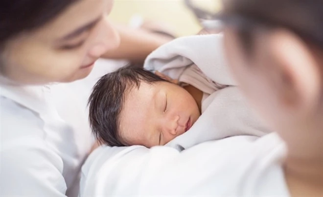 Nhiều gia đình trẻ trì hoãn sinh con vì gánh nặng kinh tế