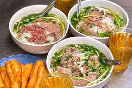 Giá xăng liên tục đi xuống, vì sao bát phở vẫn tăng 5.000 đồng?