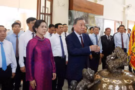 Tổng Bí thư, Chủ tịch nước Tô Lâm dâng hương tưởng nhớ Chủ tịch Hồ Chí Minh tại Thái Lan