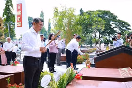 Thủ tướng dâng hương tưởng niệm các Anh hùng liệt sĩ tại Cần Thơ