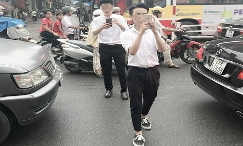 “Soái ca” bất chấp nguy hiểm đi bắt Pokemon bị "ném đá"