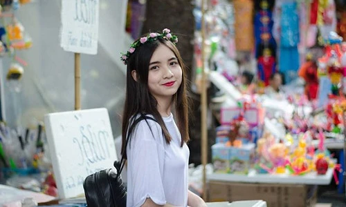 Nữ sinh chuyên Anh và nụ cười răng khểnh bất ngờ nổi tiếng 