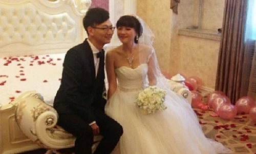 Chàng trai gây sốc vì cưới... mẹ của bạn thân