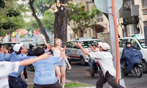 Xôn xao chân dài 9X ném tiền giữa phố Sài Gòn