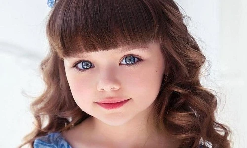 Cô bé 6 tuổi nổi tiếng ở Nga vì xinh như thiên thần