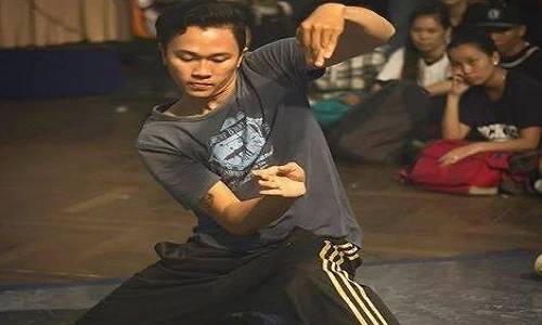 Sự thật về anh chàng bảo vệ đẹp trai, nhảy giỏi