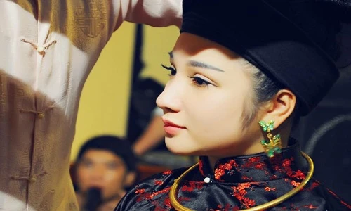 Mê mẩn nhan sắc cô đồng 9X xinh đẹp nổi tiếng