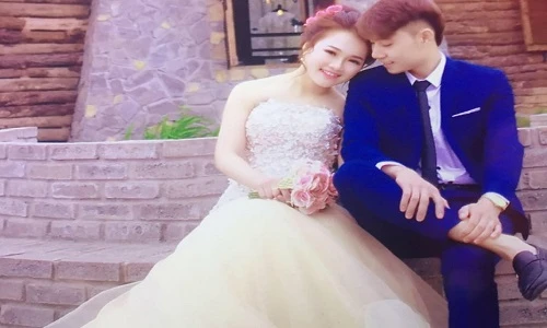 Danh tính đôi vợ chồng hôn nhau “quên trời đất” trong lễ cưới