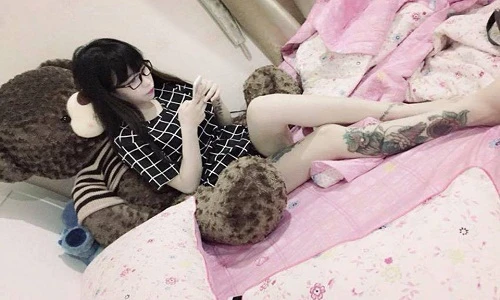 Nữ sinh Sài thành xinh đẹp "nghiện" xăm mình