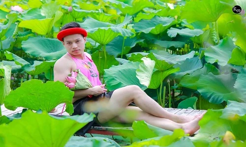Chàng trai 9X mặc yếm “thả rông” bên hồ sen gây xôn xao