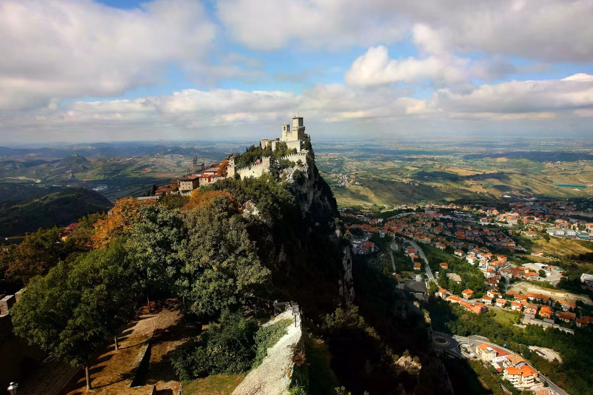Giống như Vatican, lãnh thổ San Marino nằm gọn trong lòng Italy. Với diện tích chỉ 61 km2, dân số khoảng 34.000 người, đây là quốc gia có diện tích nhỏ thứ 5 trên thế giới. San Marino được thành lập vào năm 301 bởi một thợ đá tên Marinus, người chạy trốn cuộc bức hại tôn giáo dưới thời La Mã cổ đại. Dù nằm gọn trong lòng Italy, San Marino là quốc gia độc lập, có quốc kỳ, quốc huy, hộ chiếu và cả đội tuyển bóng đá quốc gia riêng. Ảnh: Tân Hoa Xã.