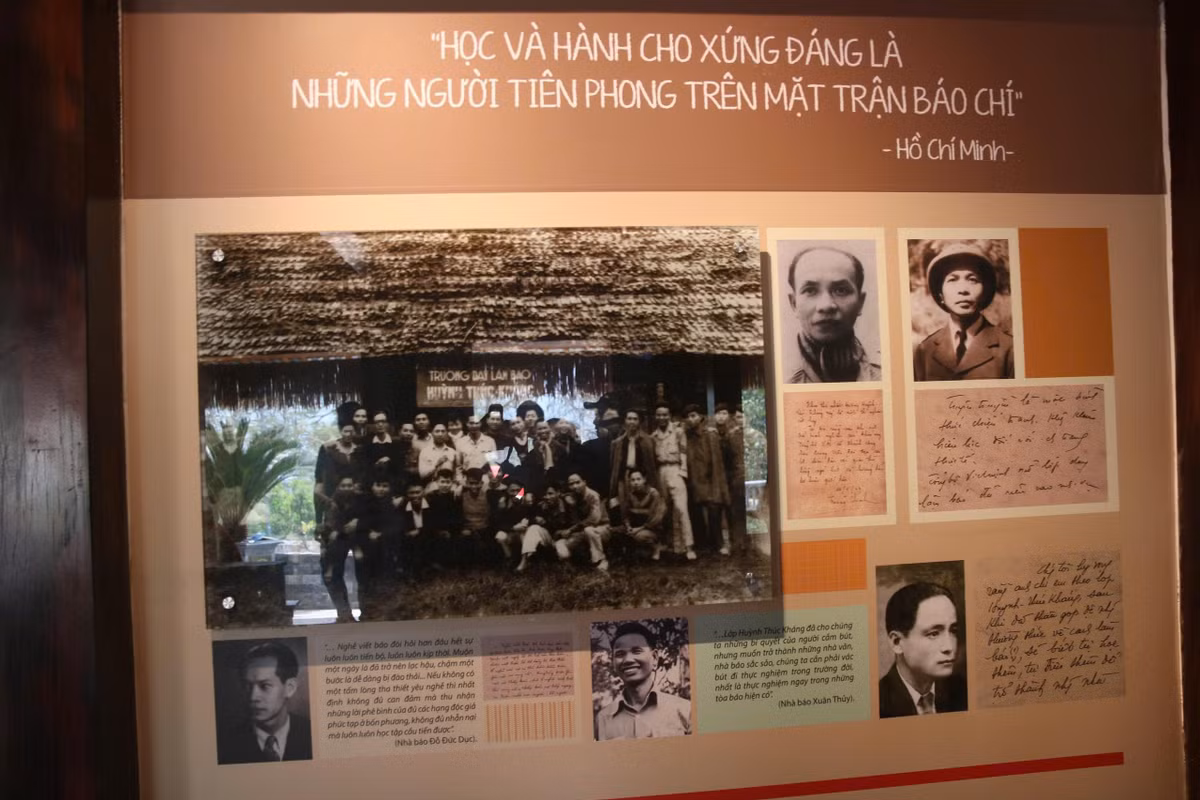 Từ mái trường ấy, các học viên đã tỏa đi khắp mọi miền đất nước, có mặt trên các chiến trường ác liệt nhất, nơi tuyến lửa căng thẳng và phức tạp nhất. Họ là những người đã làm nên tên tuổi trên mặt trận báo chí cách mạng như các nhà báo Thép Mới, Chính Yên, Trần Kiên (Báo Nhân Dân); Mai Thanh Hải, Mai Hồ (Báo Cứu Quốc); đạo diễn Bành Bảo; nhà văn Hữu Mai; nhà thơ Từ Bích Hoàng (bút danh Việt Phương), nhà thơ Hải Như... Ảnh: Bút tích các nhà báo tại được trưng bày tại Trường dạy làm báo Huỳnh Thúc Kháng.