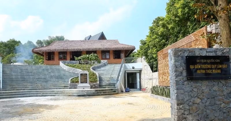 Bà Nguyễn Thị Kim Hoa, Giám đốc Bảo tàng Báo chí Việt Nam tâm sự: "Ở thời điểm đó một ngôi trường mọc lên tranh tre nứa lá trên một ngọn đồi thuộc xóm Bờ Rạ, xã Tân Thái, huyện Đại Từ, tỉnh Thái Nguyên và bây giờ mặc dù xóm Bờ Rạ không còn nữa nhưng mà bên hồ Núi Cốc đã có một công trình lịch sử soi bóng xuống mảnh đất lịch sử năm xưa, và với sự cố gắng, nỗ lực của chúng tôi, ngôi nhà sàn này sẽ trở thành một ngôi nhà để kể lại câu chuyện báo chí Chiến khu Việt Bắc".