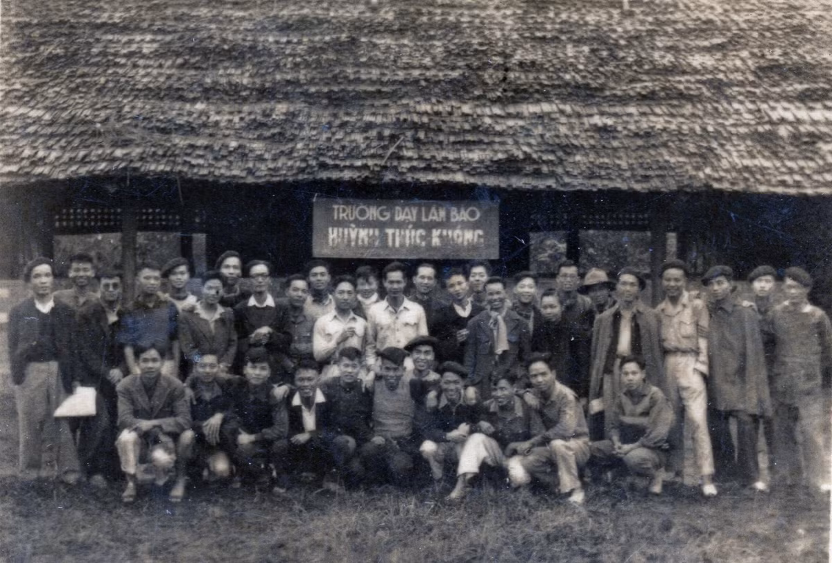 Ngày 4/4/1949, tại xóm Bờ Rạ, xã Tân Thái, huyện Đại Từ, tỉnh Thái Nguyên, Trường dạy làm báo Huỳnh Thúc Kháng được thành lập theo chỉ thị của Chủ tịch Hồ Chí Minh. Đây là cơ sở đào tạo báo chí đầu tiên và duy nhất trong thời kỳ kháng chiến chống Pháp, nhằm đáp ứng nhu cầu cấp thiết về đội ngũ cán bộ báo chí phục vụ công cuộc cách mạng.