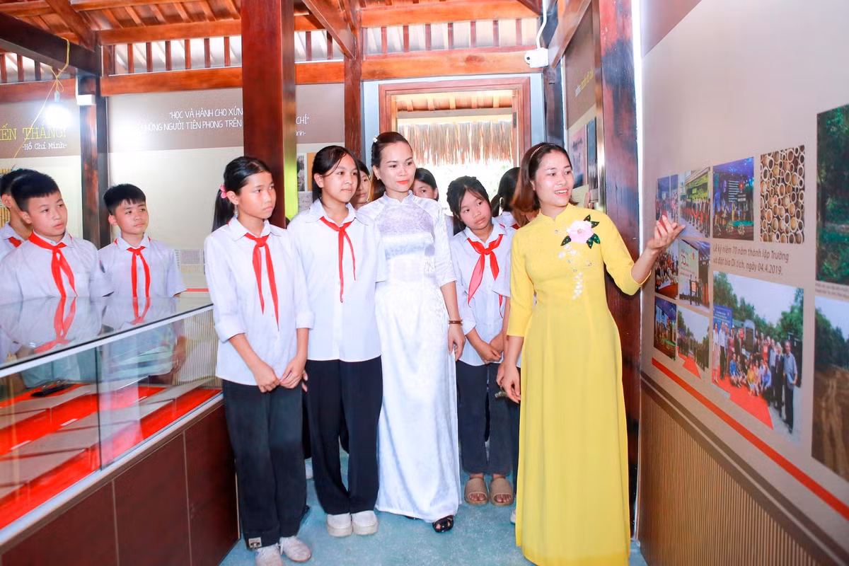 Bạn Phương Doãn (Thái Nguyên) cũng không giấu nổi sự xúc động khi tới thăm Khu di tích: "Các hiện vật đều là những minh chứng sống động cho thành quả đào tạo của Trường Dạy làm báo Huỳnh Thúc Kháng, nơi khơi nguồn đam mê, hun đúc bản lĩnh và tay nghề cho một thế hệ nhà báo dấn thân và kiên trung". Ảnh: Tạp chí Thông tin &amp; Truyền thông.