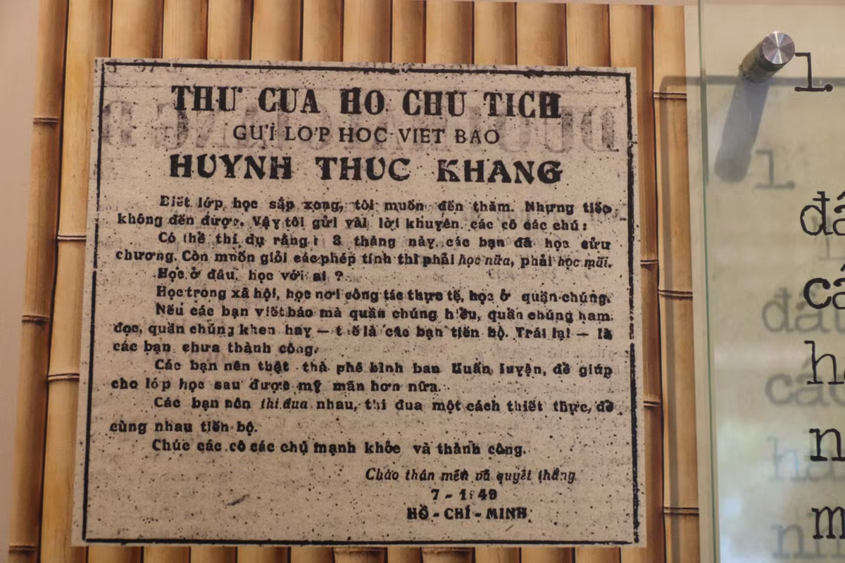 Ngày 6/7/1949, lớp học bế mạc. Trong thư gửi cho lớp, Bác Hồ biểu dương và nhắc 4 điểm chính về nhiệm vụ, tôn chỉ, mục đích, đối tượng của mỗi tờ báo, mục tiêu của báo chí. Bác nhấn mạnh, muốn viết báo thì cần: “1 - Gần gũi quần chúng, cứ ngồi trong phòng giấy mà viết thì không thể viết thiết thực. 2 - Ít nhất cũng phải biết một thứ tiếng nước ngoài, để xem báo nước ngoài và học kinh nghiệm của người. 3 - Khi viết xong một bài báo, tự mình phải xem lại ba, bốn lần, sửa chữa lại cẩn thận. Tốt hơn là đưa nhờ một vài người ít văn hóa xem và hỏi họ những câu nào, chữ nào họ không hiểu thì sửa lại cho dễ hiểu. 4 - Luôn cố gắng học hỏi, luôn cầu tiến bộ…”