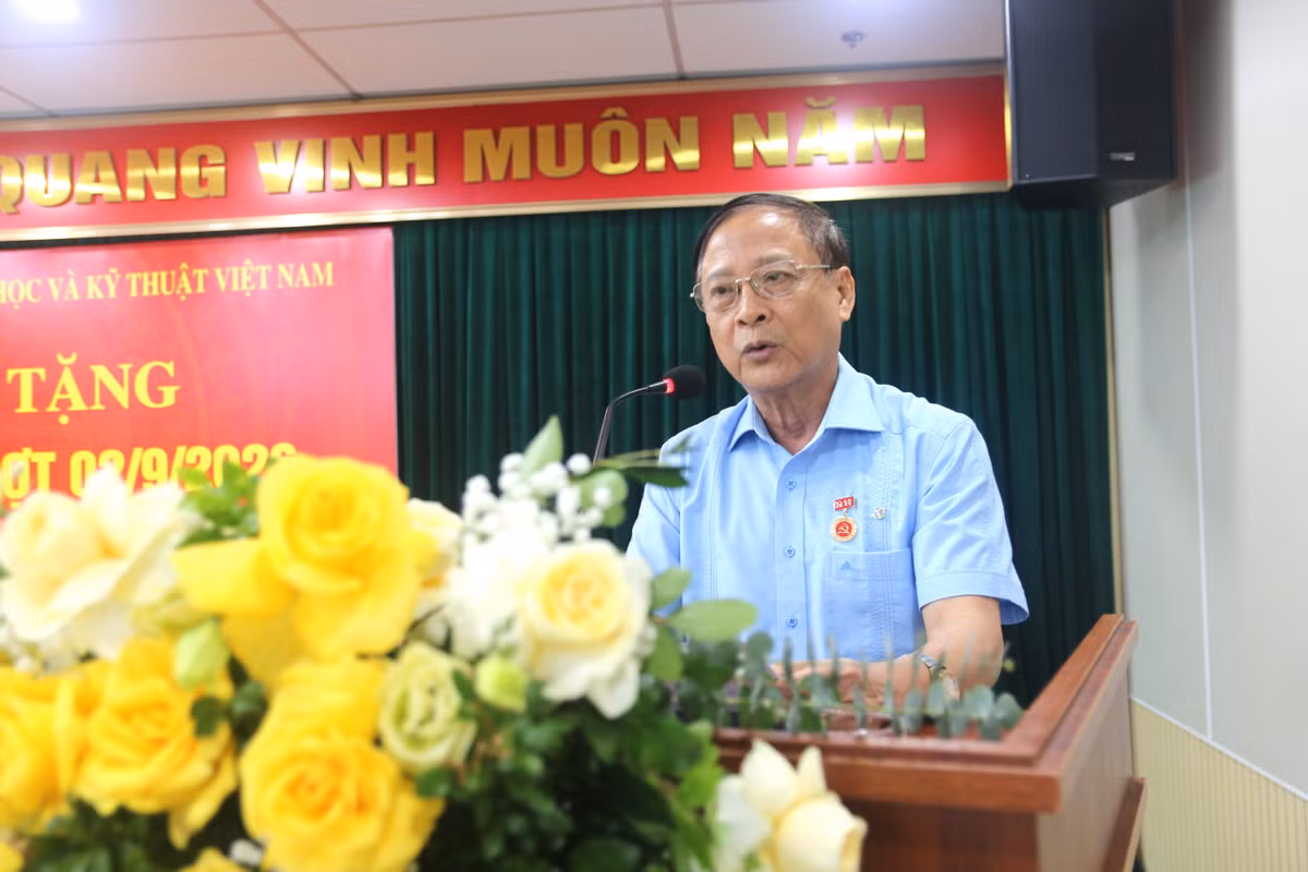Gallery - Trao Huy hiệu Đảng cho 111 đảng viên Liên hiệp hội Việt Nam - image 3