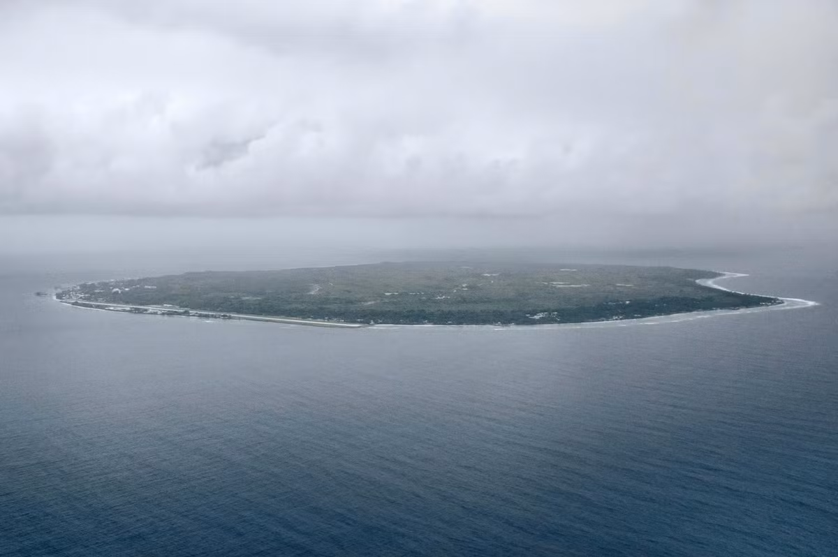 Là một đảo quốc nhỏ giữa Thái Bình Dương, Nauru có diện tích 21 km2. Đây là đảo quốc nhỏ nhất ở phía nam Thái Bình Dương và cũng là nước nhỏ thứ ba trên thế giới. Trải qua những biến động lịch sử, Nauru trở thành quốc gia độc lập vào năm 1968, dân số khoảng 10.800 người. Ảnh: Vlad Sokhin/Panos Pictures/Redux.