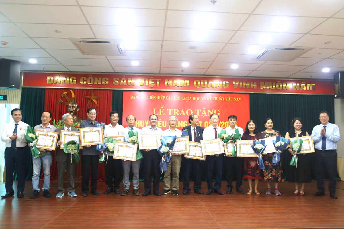 Gallery - Trao Huy hiệu Đảng cho 111 đảng viên Liên hiệp hội Việt Nam - image 4