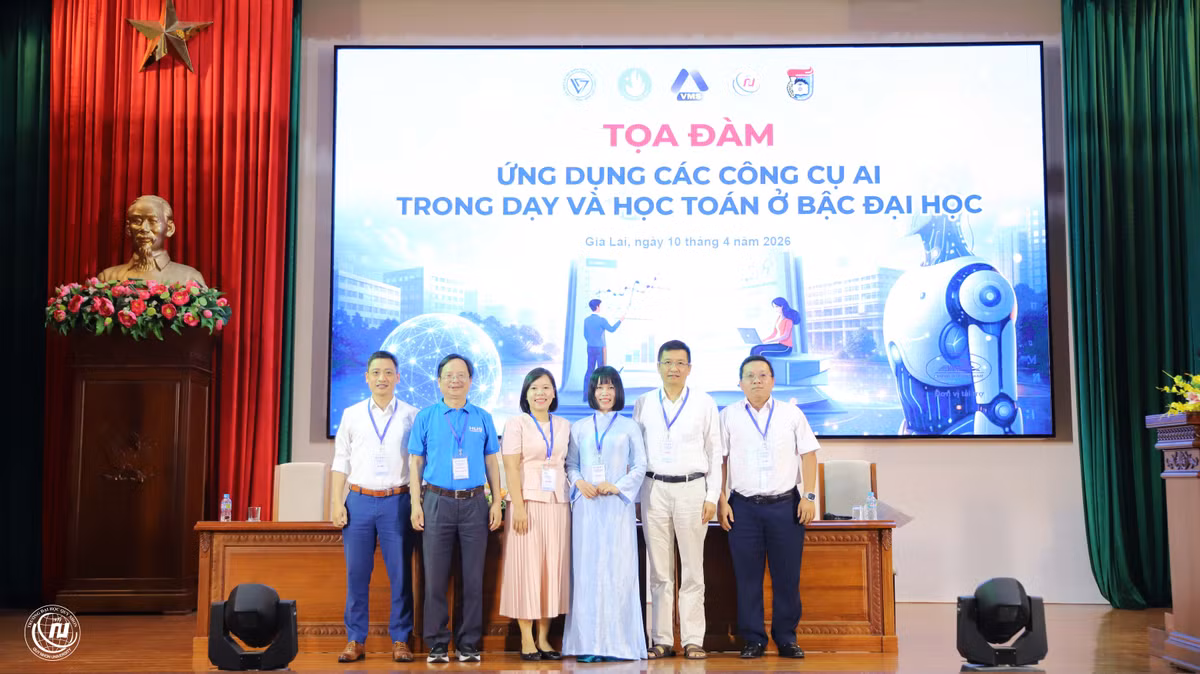 20260410toa-dam-va-trao-giai-bong-da-olympic-toan-hoc-2026-17.jpg