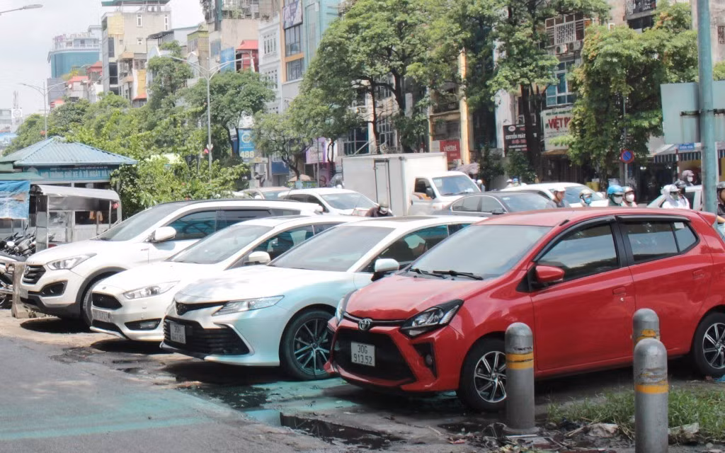Bãi xe thứ 3 là khu đất trống từ số nhà 621 - 768 đường Đê La Thành. Hiện bãi xe này cũng đủ điều kiện để trông ô tô, xe máy và có thể lắp trạm, trụ sạc cho xe điện.