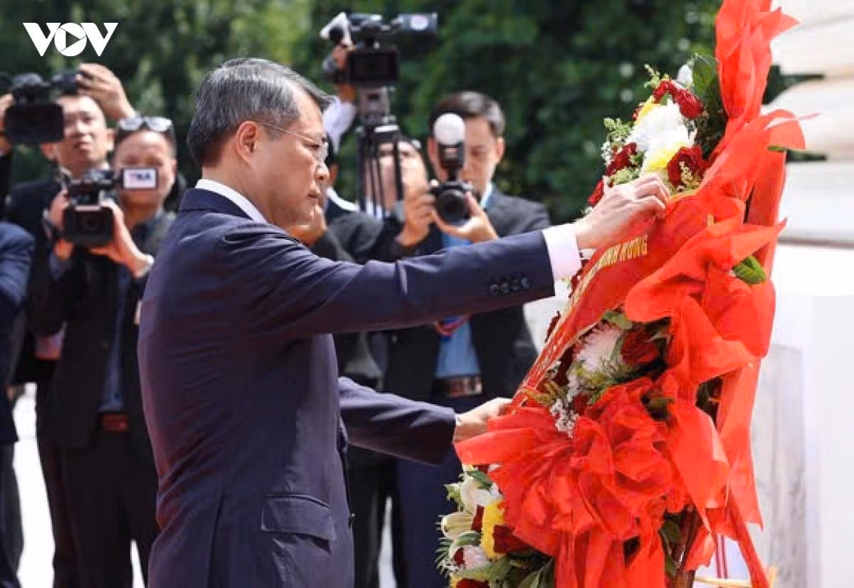 Thủ tướng Lê Minh Hưng đặt vòng hoa tại Đài tưởng niệm các chiến sĩ vô danh.