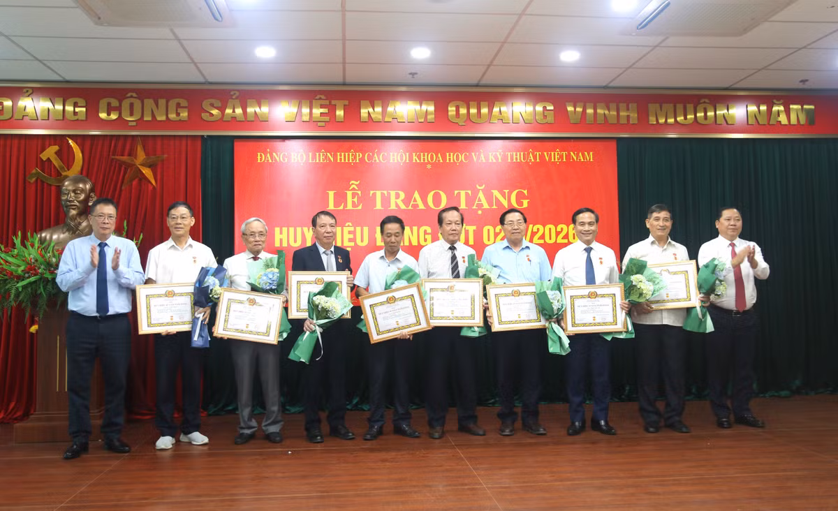 Gallery - Trao Huy hiệu Đảng cho 111 đảng viên Liên hiệp hội Việt Nam - image 5