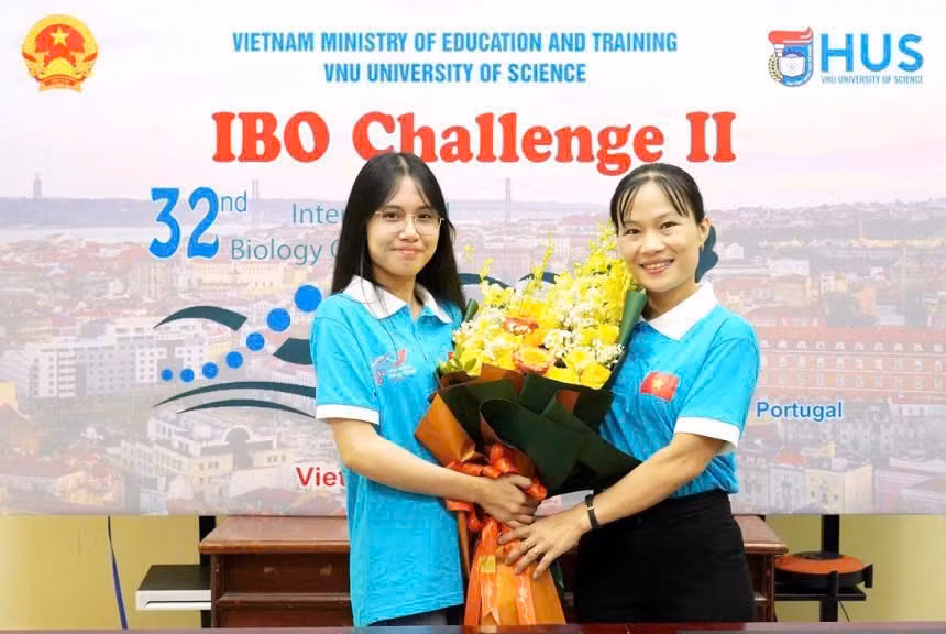 2-hs-nguyen-thi-thu-nga-cung-co-giao-vu-thi-hanh-khi-gianh-tam-huy-chuong-bac-o-ky-thi-ibo-2021.jpg