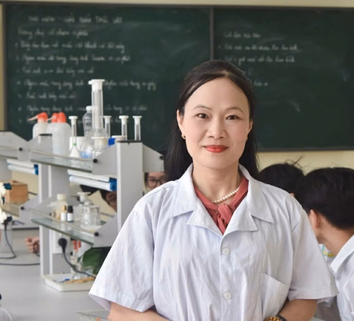 4-co-giao-vu-thi-hanh-trong-phong-thuc-hanh.jpg