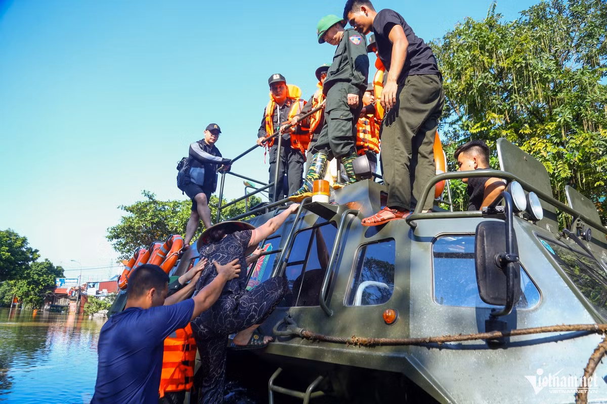 Ngoài nhiệm vụ chở người dân ra khỏi vùng ngập lụt, BTR-60 còn được huy động để mang lương thực, thực phẩm tới cho bà con.