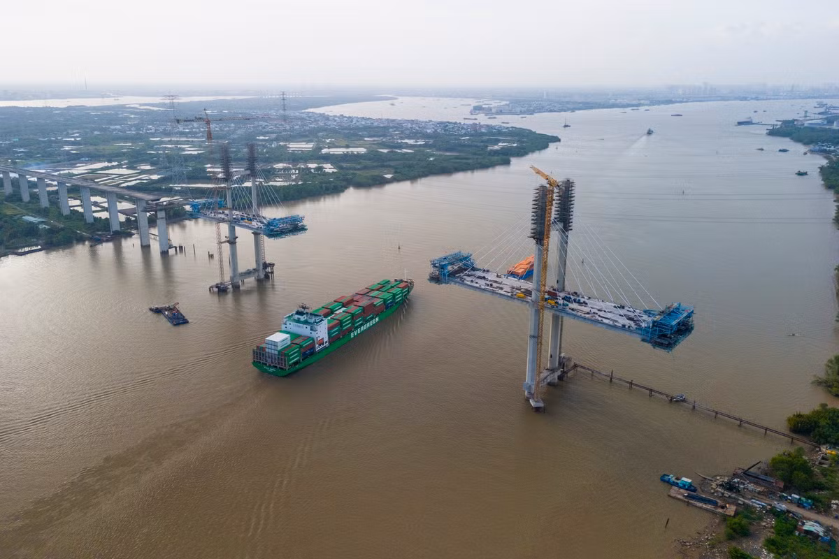 Sau nhiều năm tạm ngưng, dự án cầu Phước Khánh trên tuyến cao tốc Bến Lức - Long Thành đang được dồn toàn lực thi công khẩn trương trở lại, dự kiến hoàn thành sau 15 tháng.