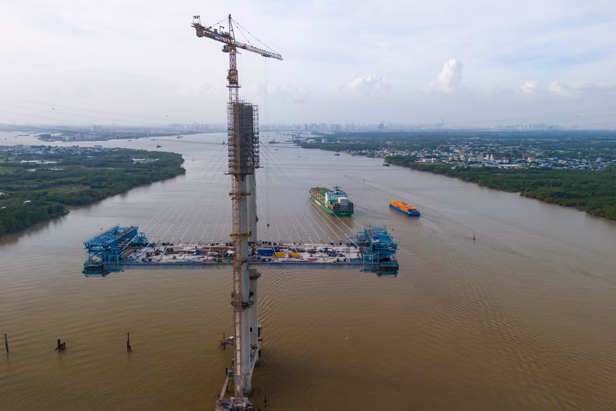 Trụ chính P15 phía Cần Giờ cũng đã thi công xong bó cáp dây văng thứ 5, đang trong giai đoạn thi công bó số 6.
