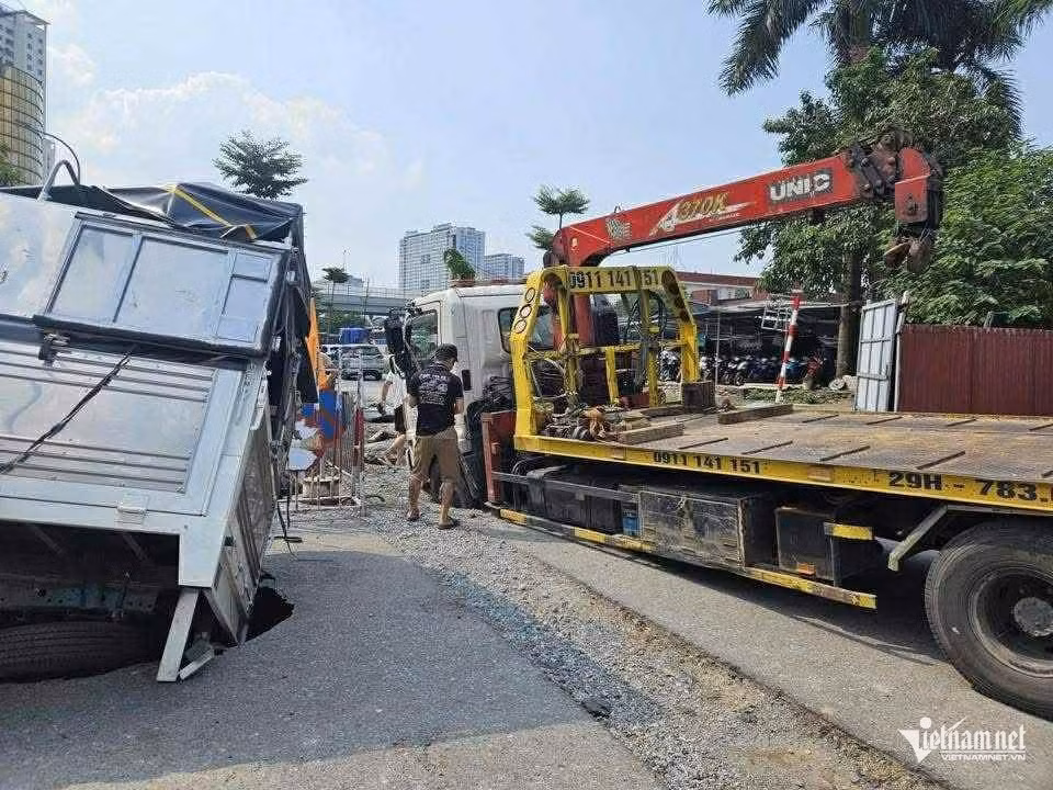 Xe cứu hộ cũng bị sụt hố.