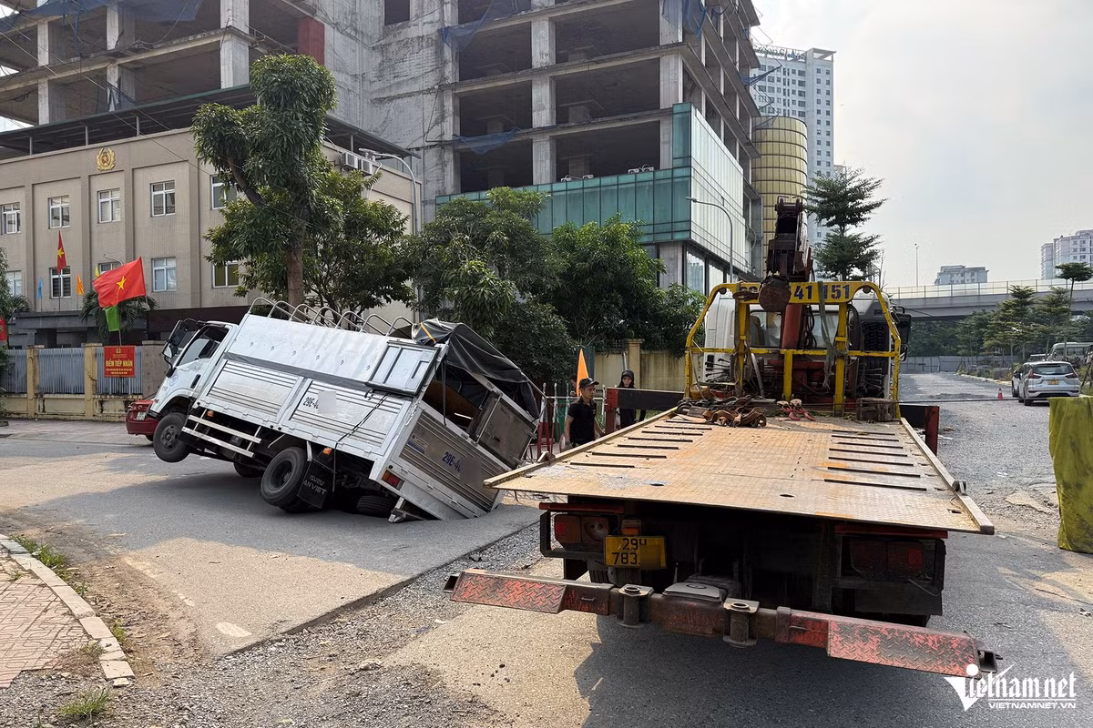 Đến gần 15h cùng ngày, đơn vị cứu hộ đang cố gắng đưa xe cẩu kéo ra bên ngoài và tìm cách "giải cứu" ô tô tải gặp nạn.