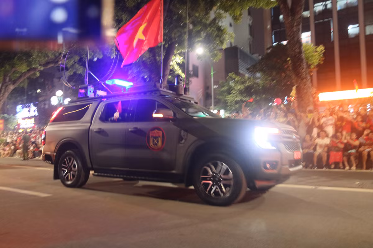 Tuyến xe bánh lốp đi theo 2 hướng: Hướng thứ nhất: Cửa Bắc-Nghi Tàm-Âu Cơ-Võ Chí Công-Đường Láng-Trần Duy Hưng-Đại lộ Thăng Long-Lê Quang Đạo-Trường đua F1.