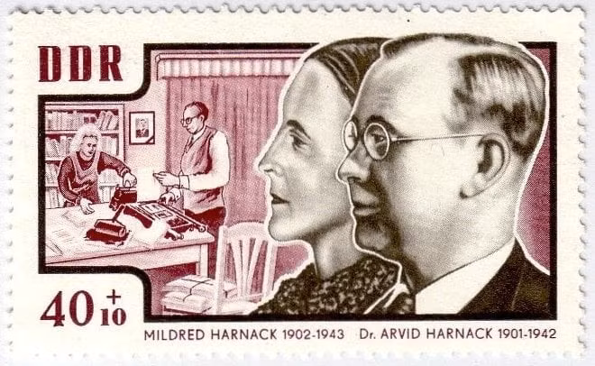 Một con tem Đông Đức được phát hành năm 1964 để vinh danh vợ chồng Mildred và Arvid Harnack. Trong thời Chiến tranh Lạnh, thông tin về bà bị phương Tây giấu kỹ. Ảnh: Wikimedia.