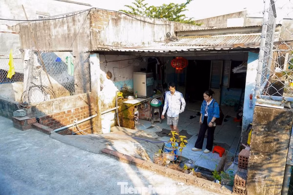 Cốt nền nhà dân thấp hơn hệ thống cống thoát nước, gây ngập úng mỗi khi mưa lớn. Ảnh: DQ.