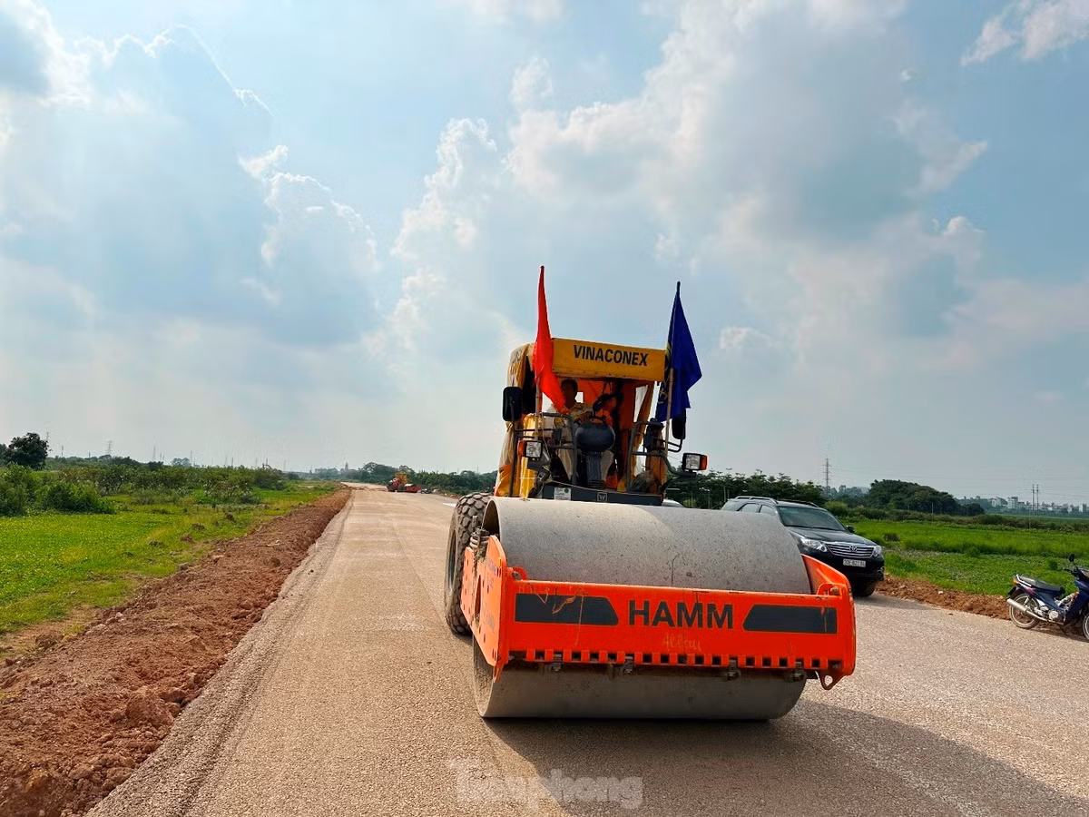 Dự án đường song hành Vành đai 4 được khởi công tháng 6/2023 và tiến độ hoàn thành trong năm 2025. Tuy nhiên, đến nay dự án vẫn còn vướng mặt bằng nhiều đoạn, dẫn đến không thể thi công, có nguy cơ chậm tiến độ.