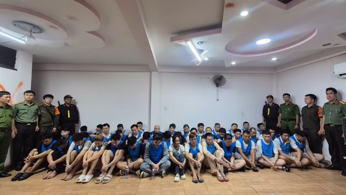 Các đối tượng nước ngoài tại cơ quan công an.