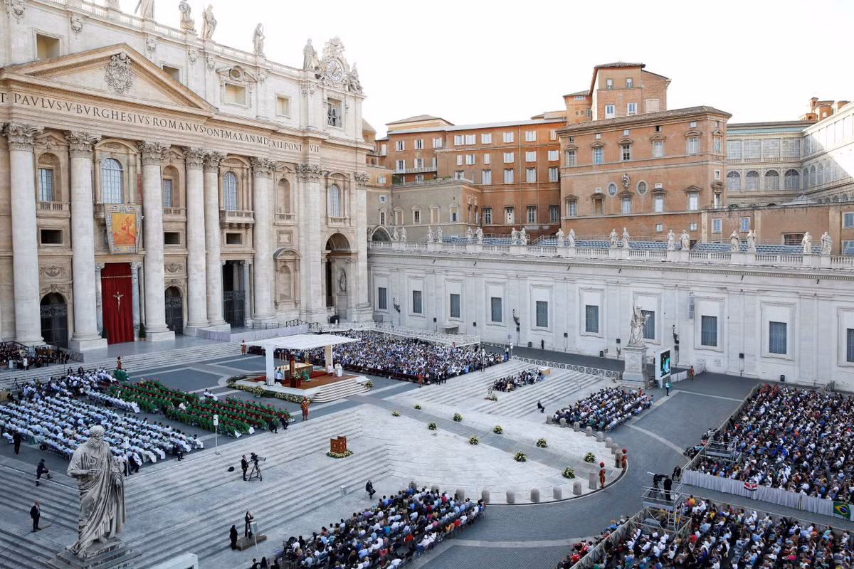 Tại Vatican, người đứng đầu Giáo hội đồng thời giữ vai trò nguyên thủ quốc gia. Giáo hoàng Robert Francis Prevost hiện là lãnh đạo của Thành quốc Vatican, lên nắm quyền năm 2025. Dù có quy mô rất nhỏ, Vatican sở hữu nhiều công trình và điểm tham quan nổi tiếng thế giới như Vương cung thánh đường Thánh Phêrô, Nhà nguyện Sistine và Vườn Vatican, thu hút hàng triệu du khách mỗi năm. Ảnh: Reuters.