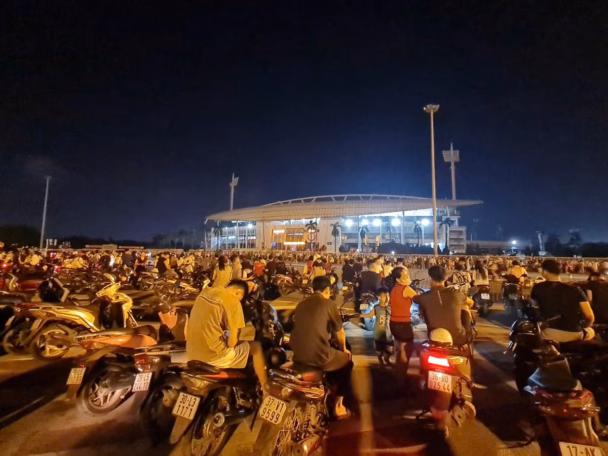 Cả ngàn người dân chờ đợi trong tâm trạng háo hức.