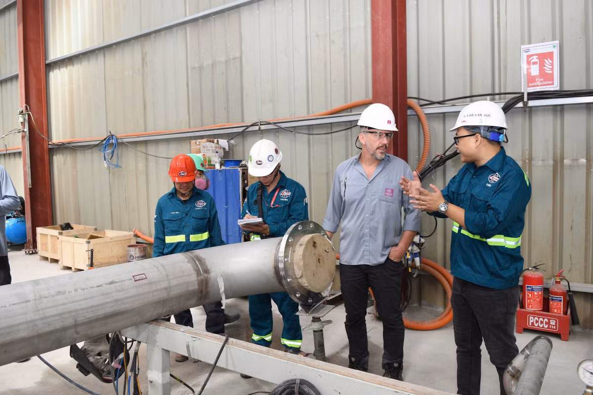 Ông Hà Văn Đức (ngoài cùng bìa phải) đã có những sáng kiến giúp công ty tiết kiệm cả chục tỷ đồng. Ảnh: NVCC.