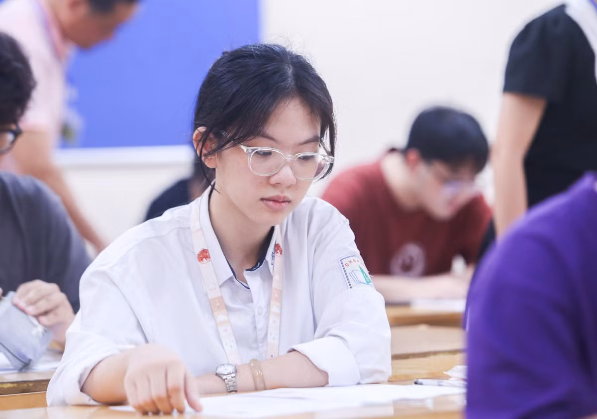 Buổi chiều, thí sinh thi môn Toán trong 90 phút. Thí sinh lưu ý phải có mặt tại điểm thi/phòng thi đúng thời gian quy định. Thí sinh đến chậm quá 15 phút sau khi có hiệu lệnh tính giờ làm bài sẽ không được dự buổi thi đó.