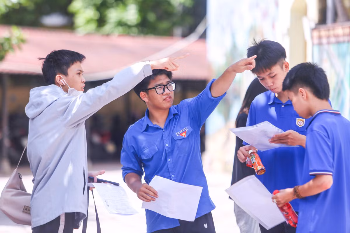 Các thí sinh tại điểm thi Trường THPT Cầu Giấy (Hà Nội) được các tình nguyện viên hướng dẫn.